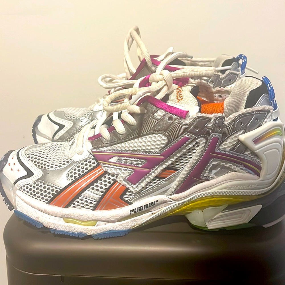 ** Balenciaga Women Runners in Grey ** MILDLY WORN. Size 42. 💕